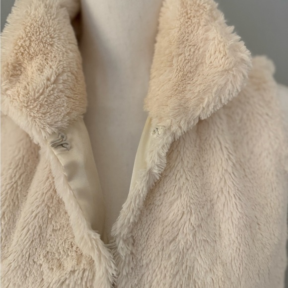 Apt 9 Faux Fur Vest Medium. Button closure - Picture 4 of 11